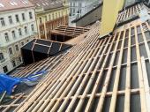 Obrázek - Pokračování rekonstrukce střechy bytového domu.