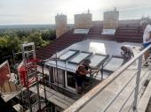 Obr�zek - Dokončení rekonstrukce střechy bytového domu.