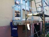 Obr�zek - Probíhající práce na rekonstrukci balkónů bytového domu