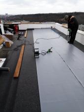 Obr�zek - Na bytovém domě provádíme zateplení ploché střechy spolu s novým pláštěm z PVC fólie.